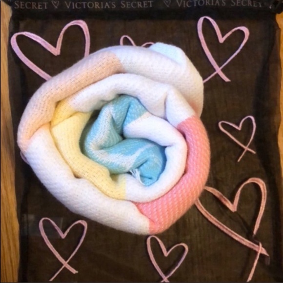 Victoria’s Secret LIMITED EDITION Beach Blanket - Picture 3 of 4